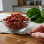 découvrez si le goji séché, réputé pour améliorer la concentration, convient aux régimes végétariens et comment l'intégrer facilement à votre alimentation.