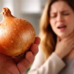 découvrez les risques liés à la consommation d'oignon cru et apprenez les précautions à prendre pour profiter de ses bienfaits en toute sécurité.