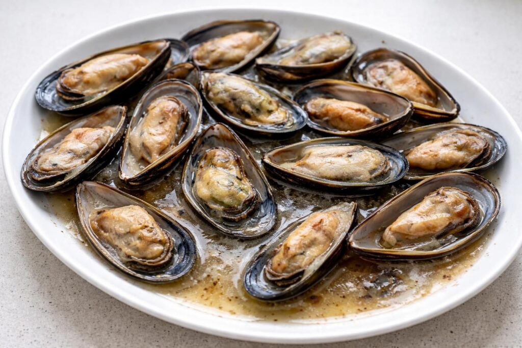 découvrez pourquoi congeler des moules crues peut nuire à la qualité de votre plat et apprenez les meilleures pratiques pour préserver leur saveur et texture.
