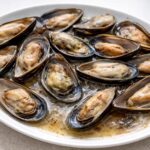 découvrez pourquoi congeler des moules crues peut nuire à la qualité de votre plat et apprenez les meilleures pratiques pour préserver leur saveur et texture.