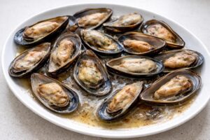 découvrez pourquoi congeler des moules crues peut nuire à la qualité de votre plat et apprenez les meilleures pratiques pour préserver leur saveur et texture.