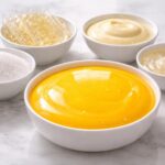 découvrez les ingrédients essentiels pour réussir un glaçage miroir jaune éclatant, parfait pour sublimer vos desserts avec élégance et brillance.