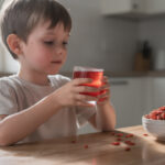 découvrez si le jus de goji peut réellement améliorer la vision chez les enfants, ses bienfaits potentiels et les précautions à prendre.